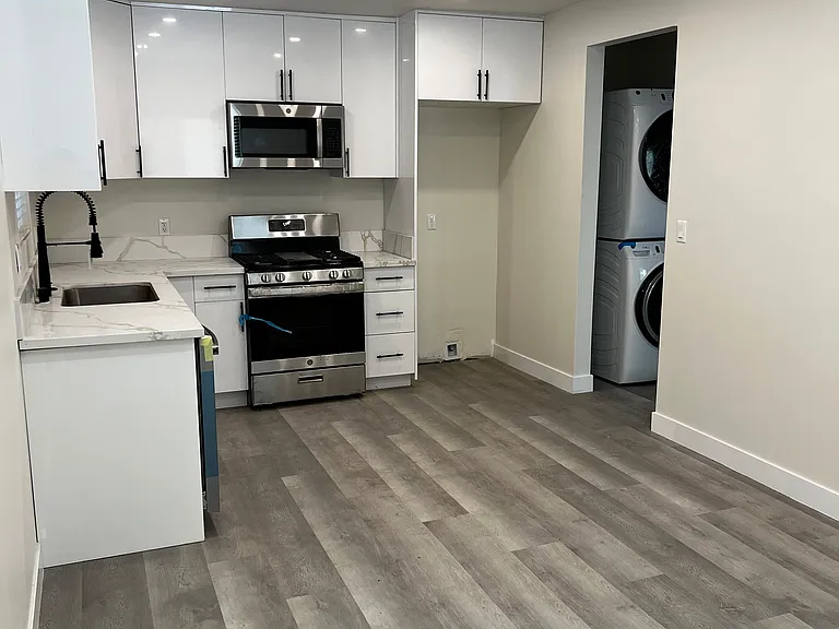 7017 Jamieson Ave — Photo 6
