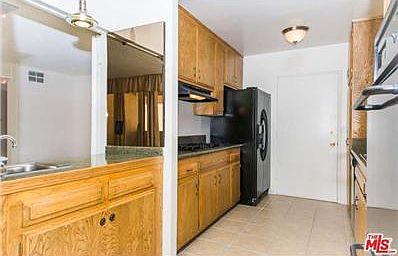 5th image of 5339 Newcastle Ave Unit 107