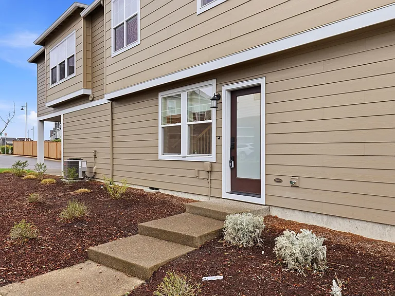 8104 SE Blanton St — Photo 2