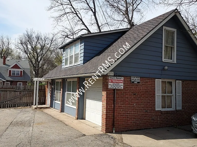 901 SW Buchanan St #GARLOW — Photo 3