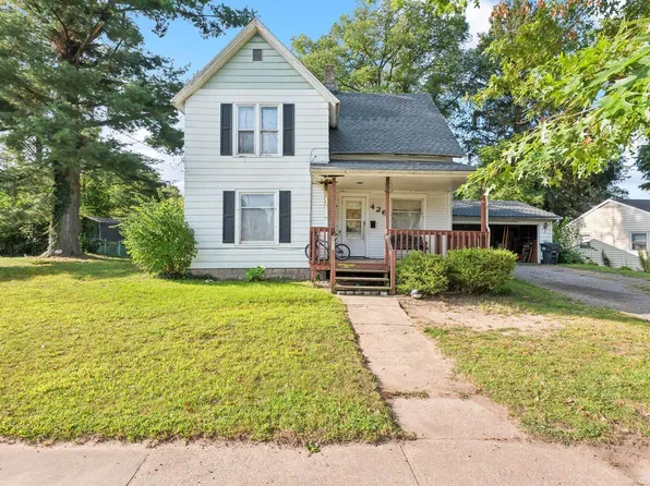 426 Oak St, Hartford, MI 49057