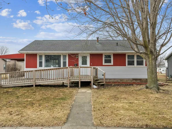 823 E Howard St, Manchester, IA 52057