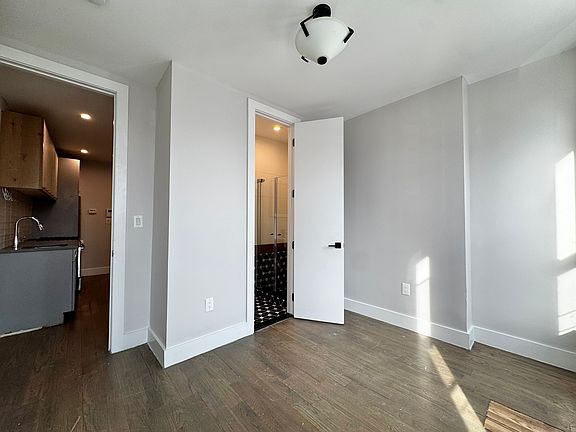4th image of 409 Chauncey St #2B