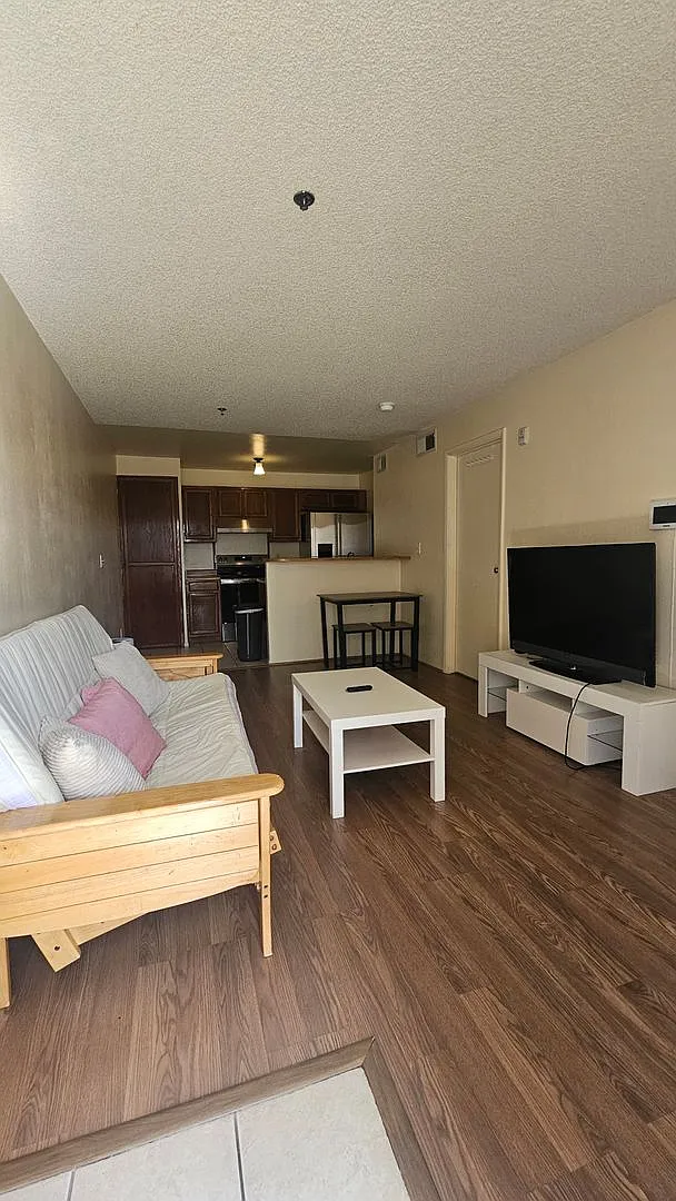 Bright 1-Bedroom Condo Near UNLV & The Strip — Photo 2