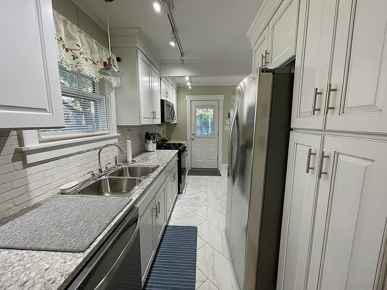2211 SW Kenilworth Ct — Photo 2