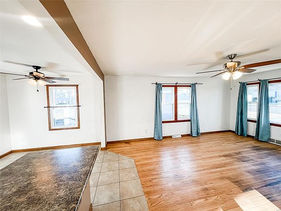 5th image of 571 W Center St