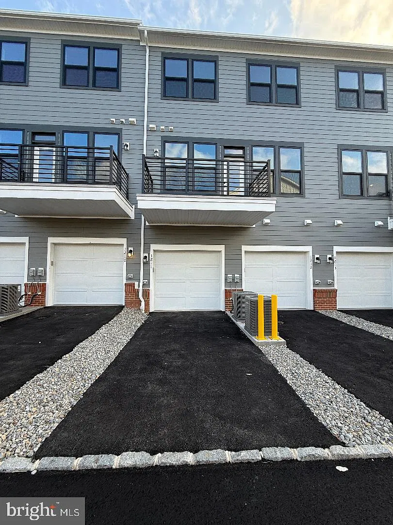 3 bed, 2.5 bath, 1654 sqft, $3,800 — Photo 2