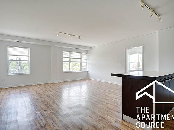 3rd image of 1540 W Glenlake Ave #3A