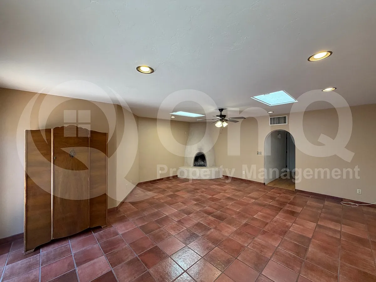 4 bed, 2.5 bath, 2306 sqft, $2,299 — Photo 2