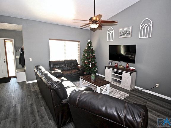 2nd image of 1002 Ash Grove St