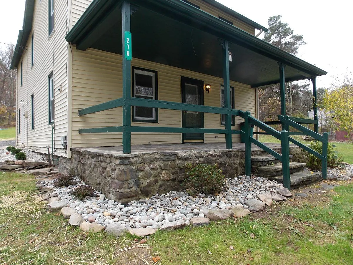 3 bed, 1250 sqft, $2,550 — Photo 2