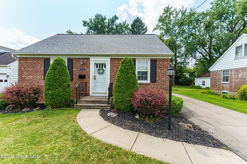 4th image of 611 Sanders Avenue