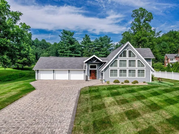 5203 Glenbrook Dr, Vienna, WV 26105