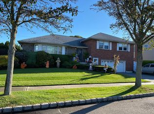 100 Venetian Blvd, Lindenhurst, NY 11757