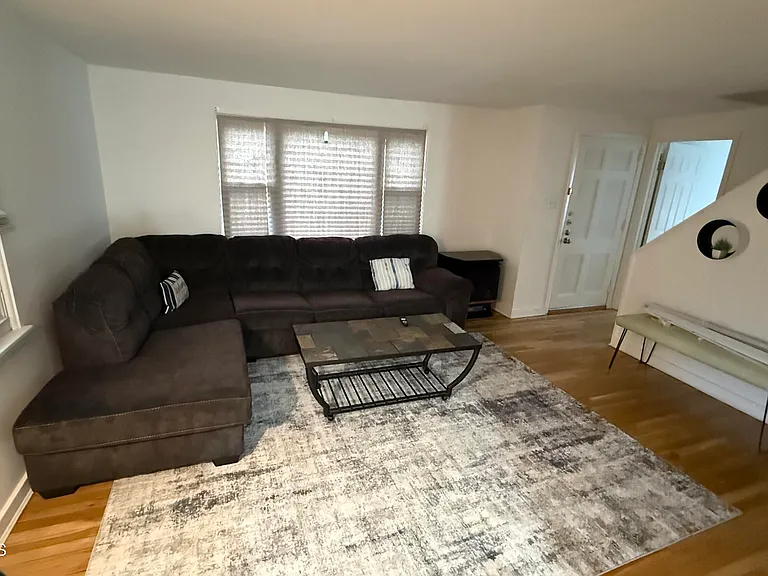 17 Clarence Ave — Photo 4