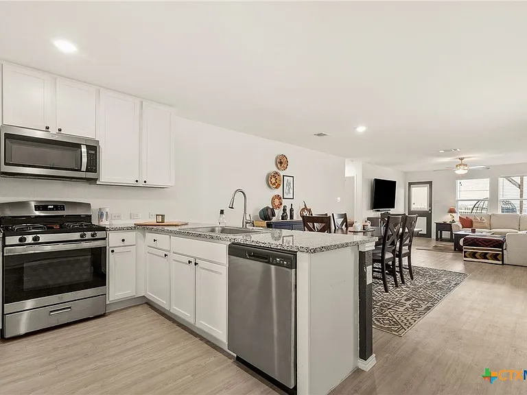 9129 Navarro Vis — Photo 7