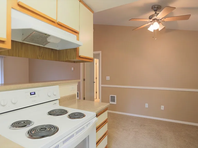 Squires Court Apartments — Photo 18