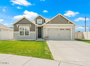 214 N Zeus St, Moxee, WA 98936
