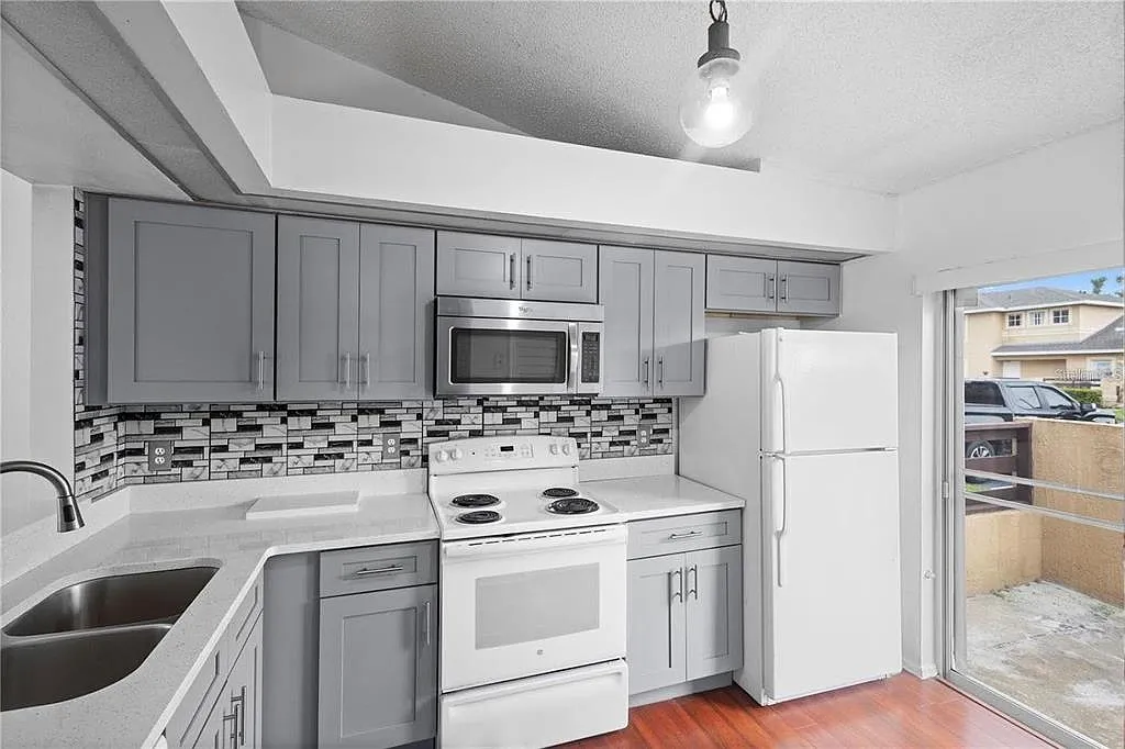 3 bed, 2.0 bath, 1109 sqft, $2,000 — Photo 2
