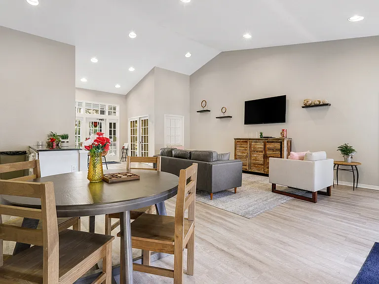 Nantucket Bay Apartments — Photo 24