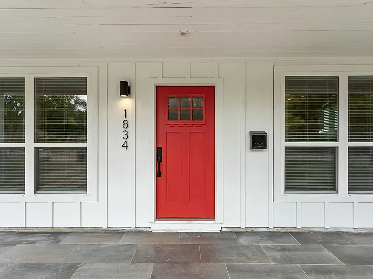1834 Norcrest Dr — Photo 2