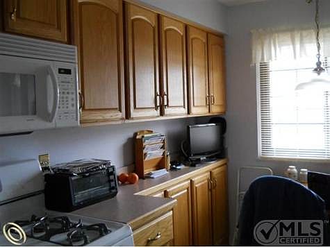 125 Cuttle F49 - kitchen #1.JPG