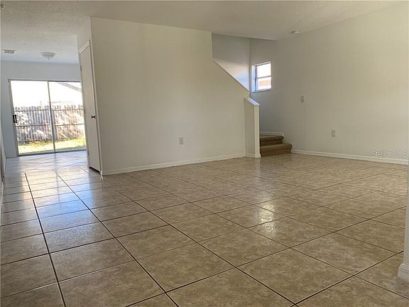 3rd image of 1014 Winterberry Ln