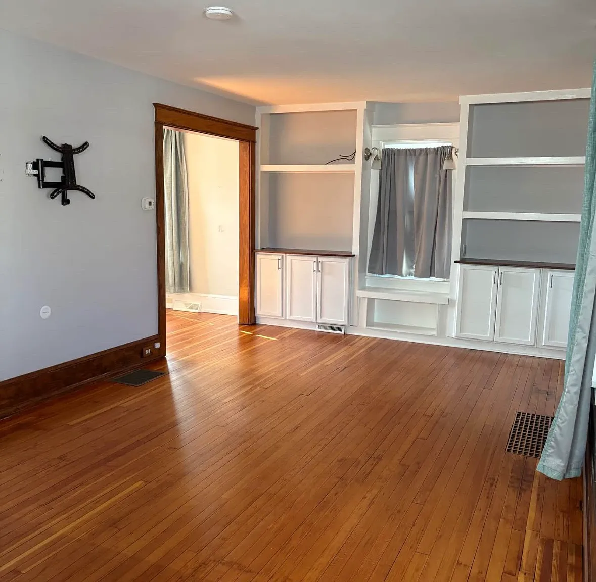 4 bed, 1.5 bath, 1900 sqft, $1,900 — Photo 2