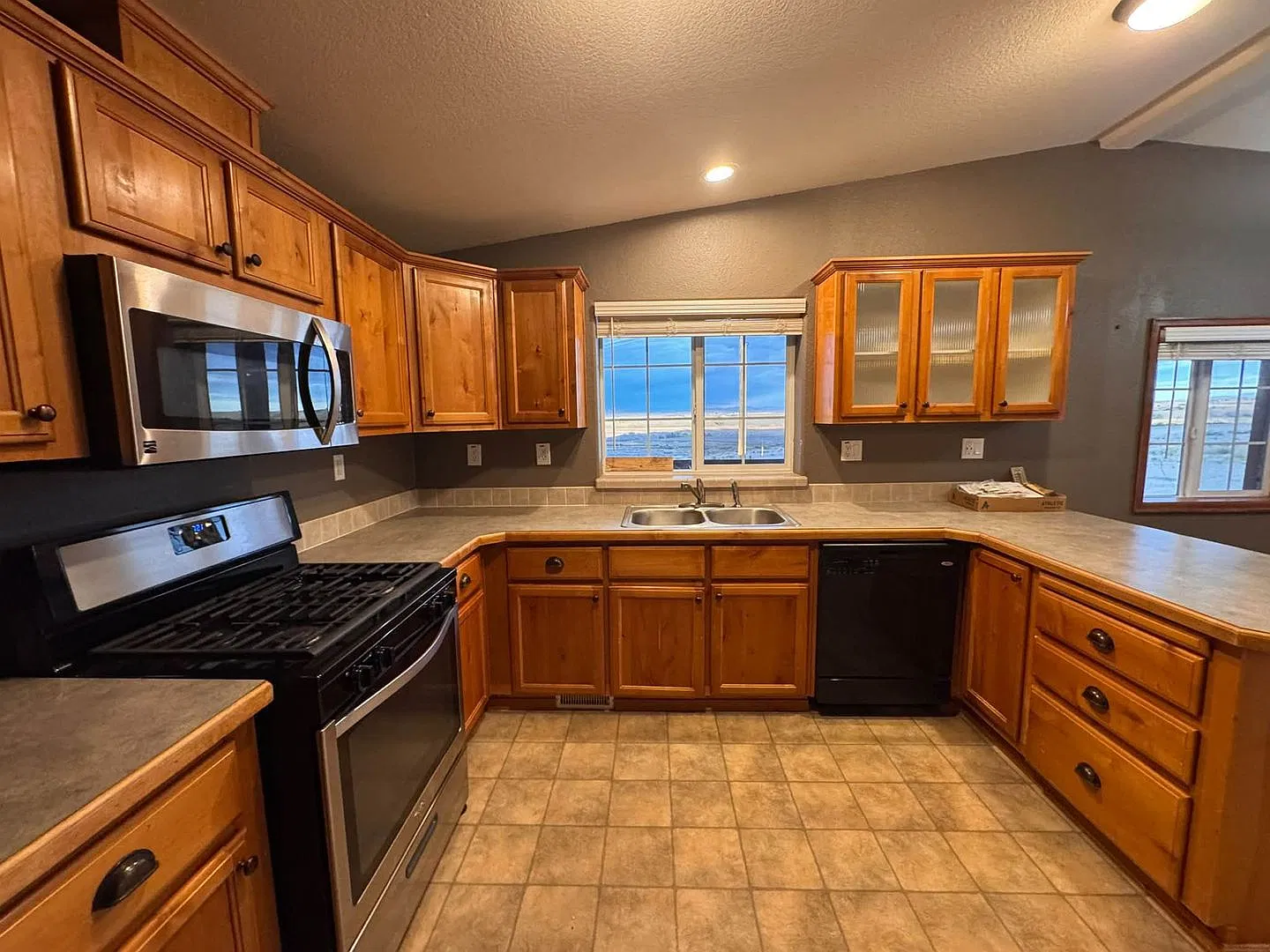 3 Bedroom/2 Bathroom Home with Utilities included — Photo 4