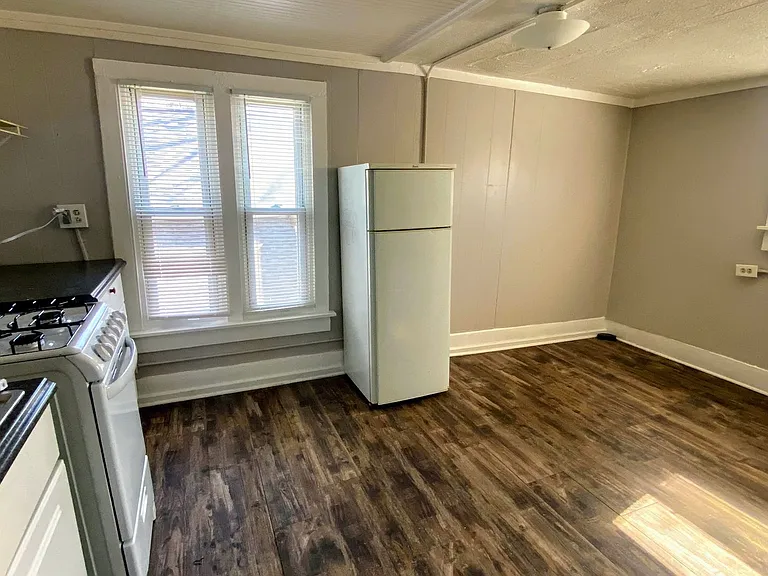 652 Chatham NW — Photo 2