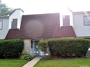 87 Pointe Cir S #87, Coram, NY 11727