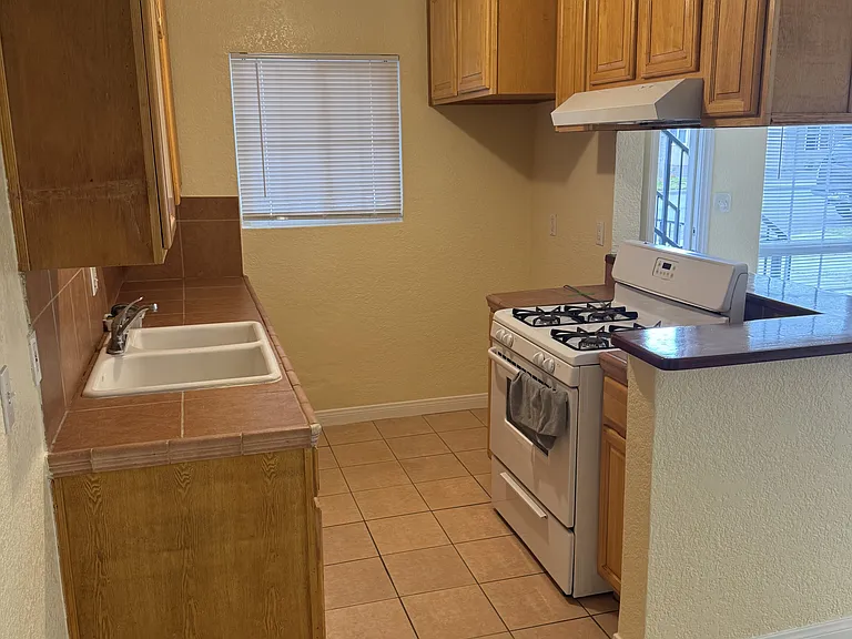 136 E Bay St #A — Photo 7