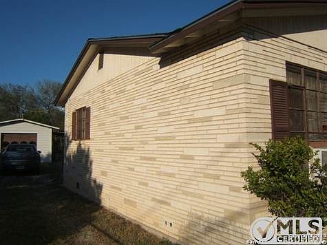 3rd image of 1003 Kendalia Ave