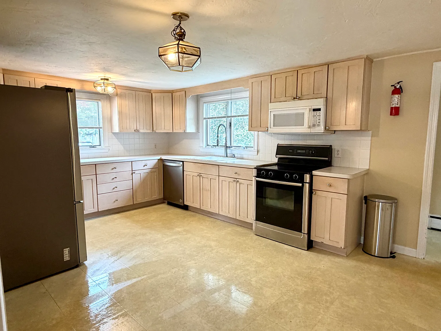 3 bed, 996 sqft, $3,400 — Photo 2