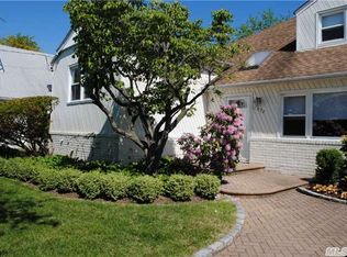 1992 Brook Park Dr, Merrick, NY 11566