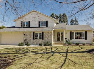 1019 Pinewood Cir, Lyndhurst, OH