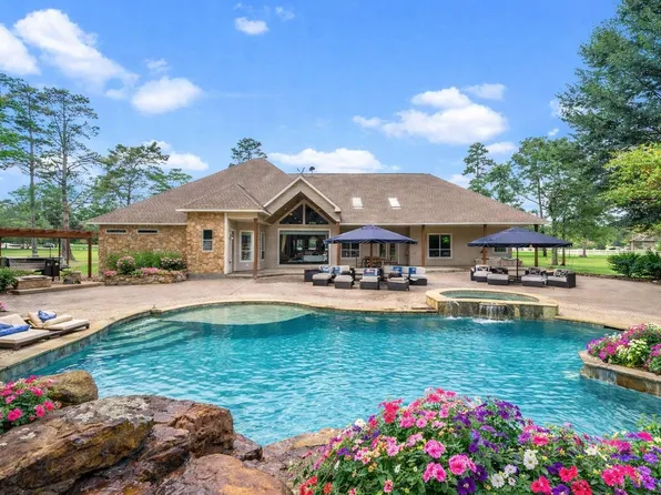 15453 Crown Oaks Dr, Montgomery, TX 77316