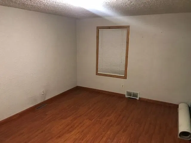 Lower Unit on a corner lot - Close to Everything! — Photo 2