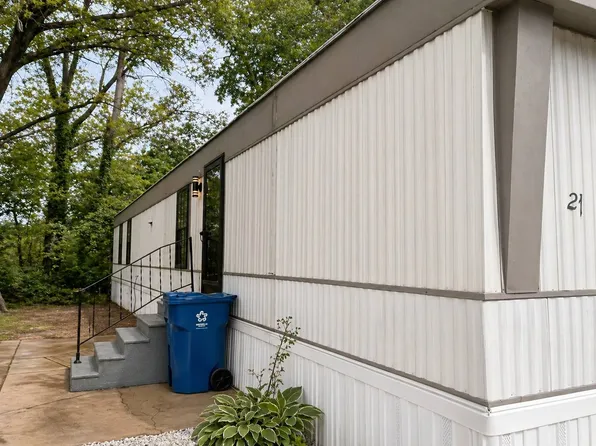 27 Deerwood Dr, Centralia, IL 62801