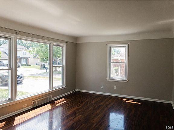 3rd image of 32501 Robeson St