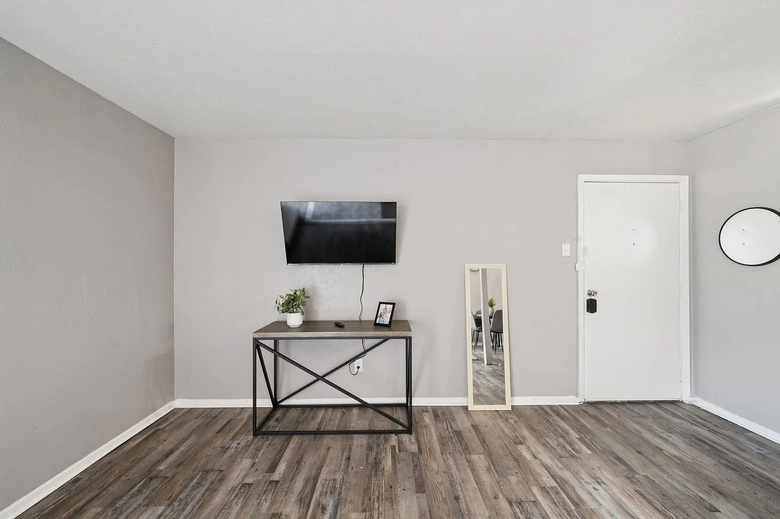 1 bed, 1.0 bath, 871 sqft, $1,528 — Photo 2