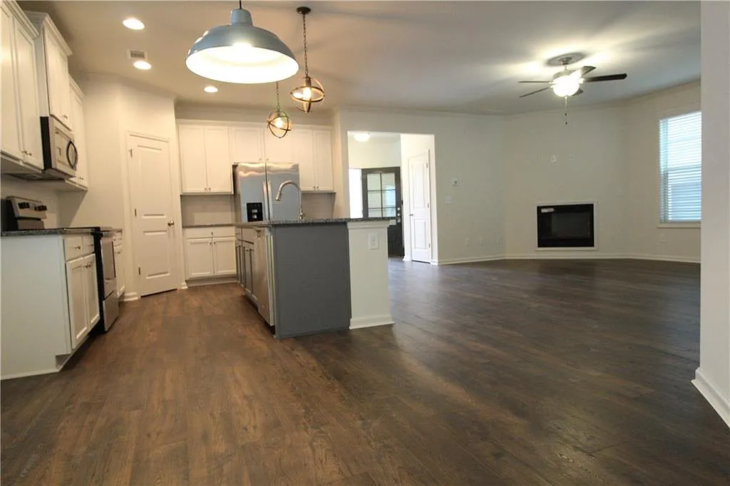4 bed, 2.5 bath, 2300 sqft, $2,200 — Photo 4