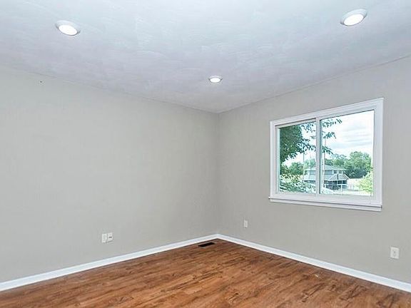 4th image of 1732 Burcham Dr #1732
