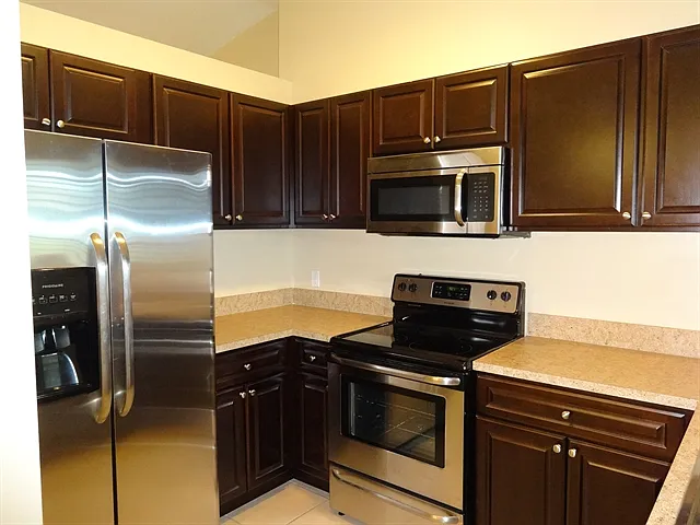 3 bed, 2.0 bath, 1141 sqft, $2,505 — Photo 2