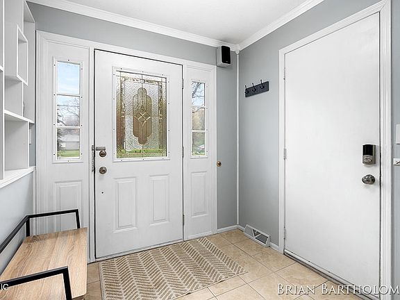 3rd image of 5830 Verta Dr NE