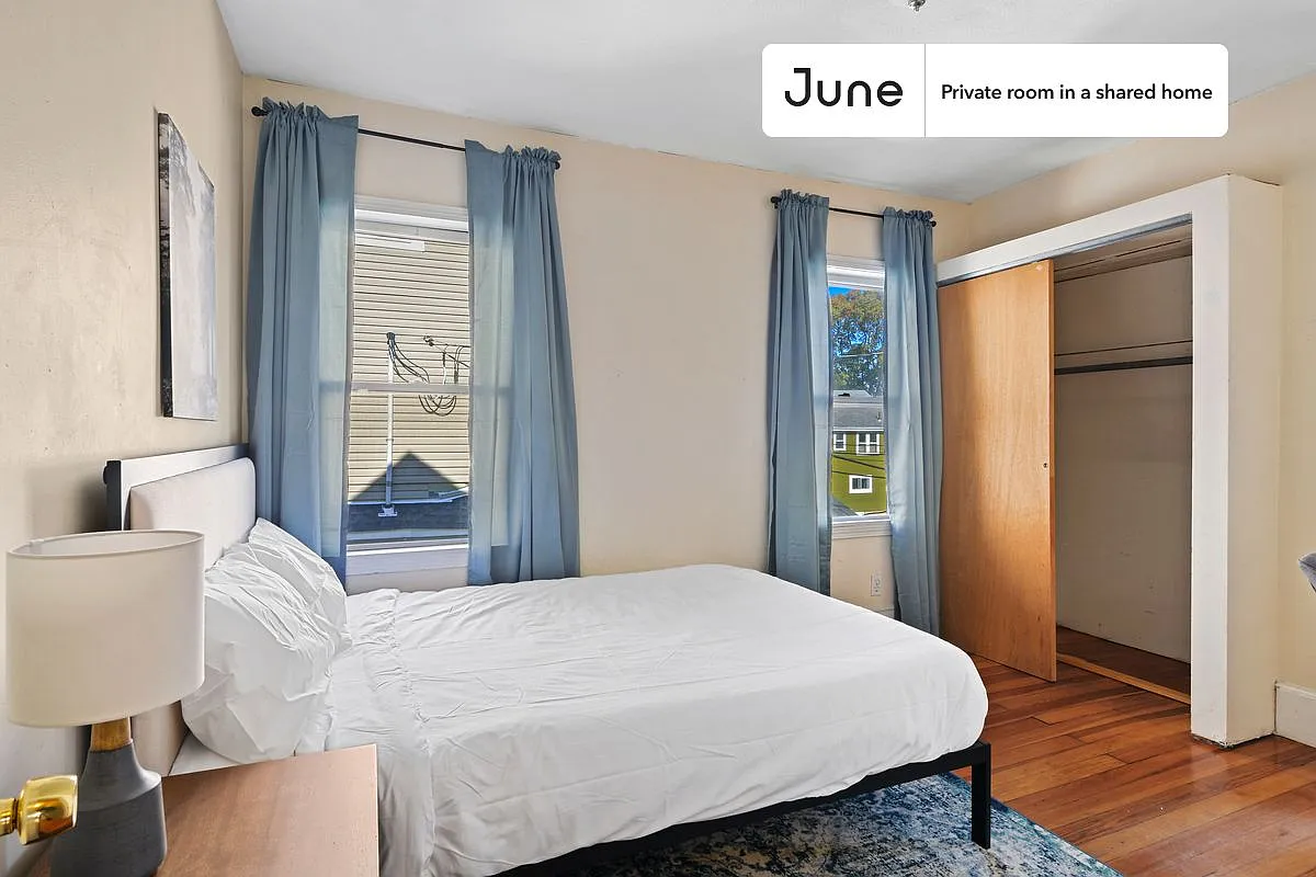 Queen bedroom in 6 bed/2 bath home in Allston #726 D — Photo 2