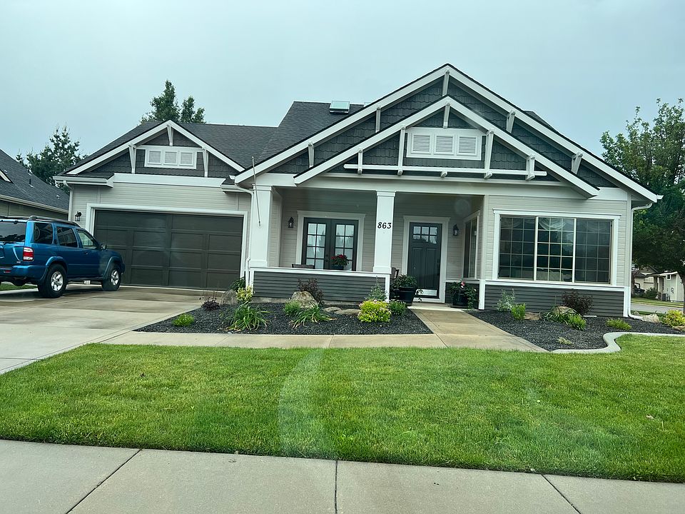 Newly landscaped & painted. 
Close to pool & club house