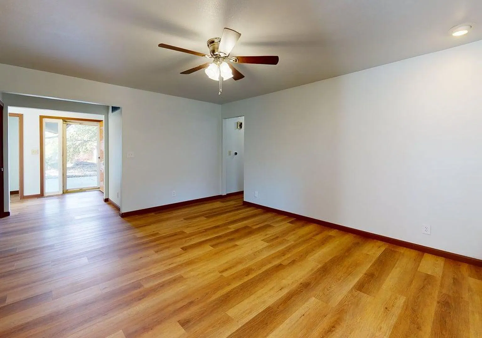 Beautiful Home in Established Neighborhood — Photo 3