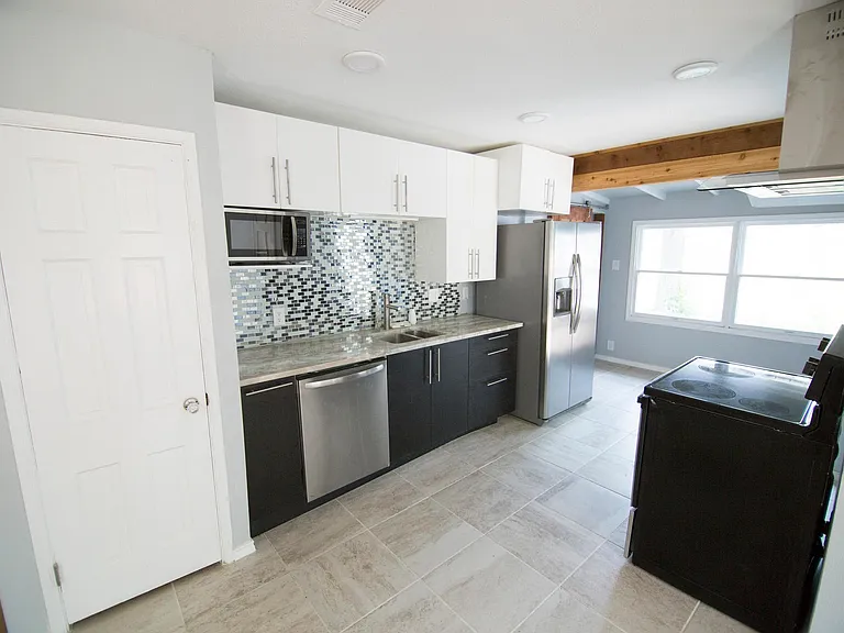 911 Reverchon Dr — Photo 3