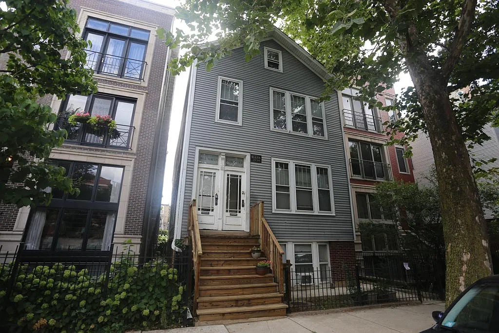 1075 N Hermitage Ave — Photo 1